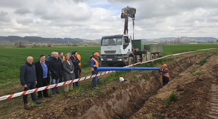 Personas sentadas en una mesa de trabajo en una reunión de ministros