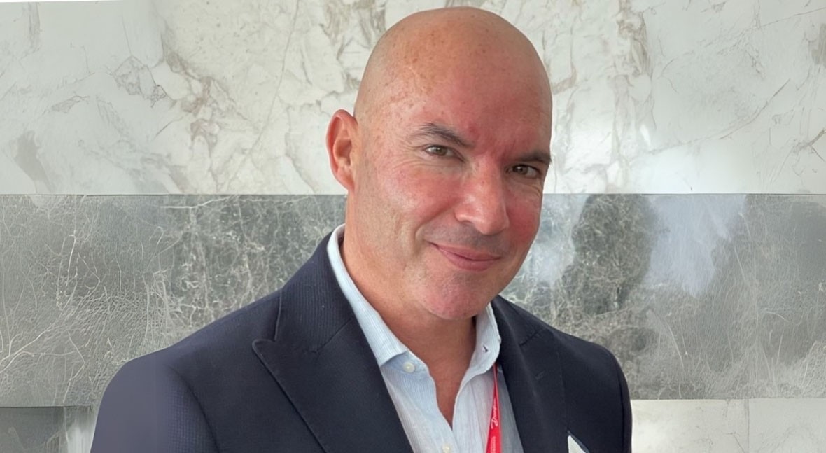 Ciudad grande rodeada de agua en Indonesia